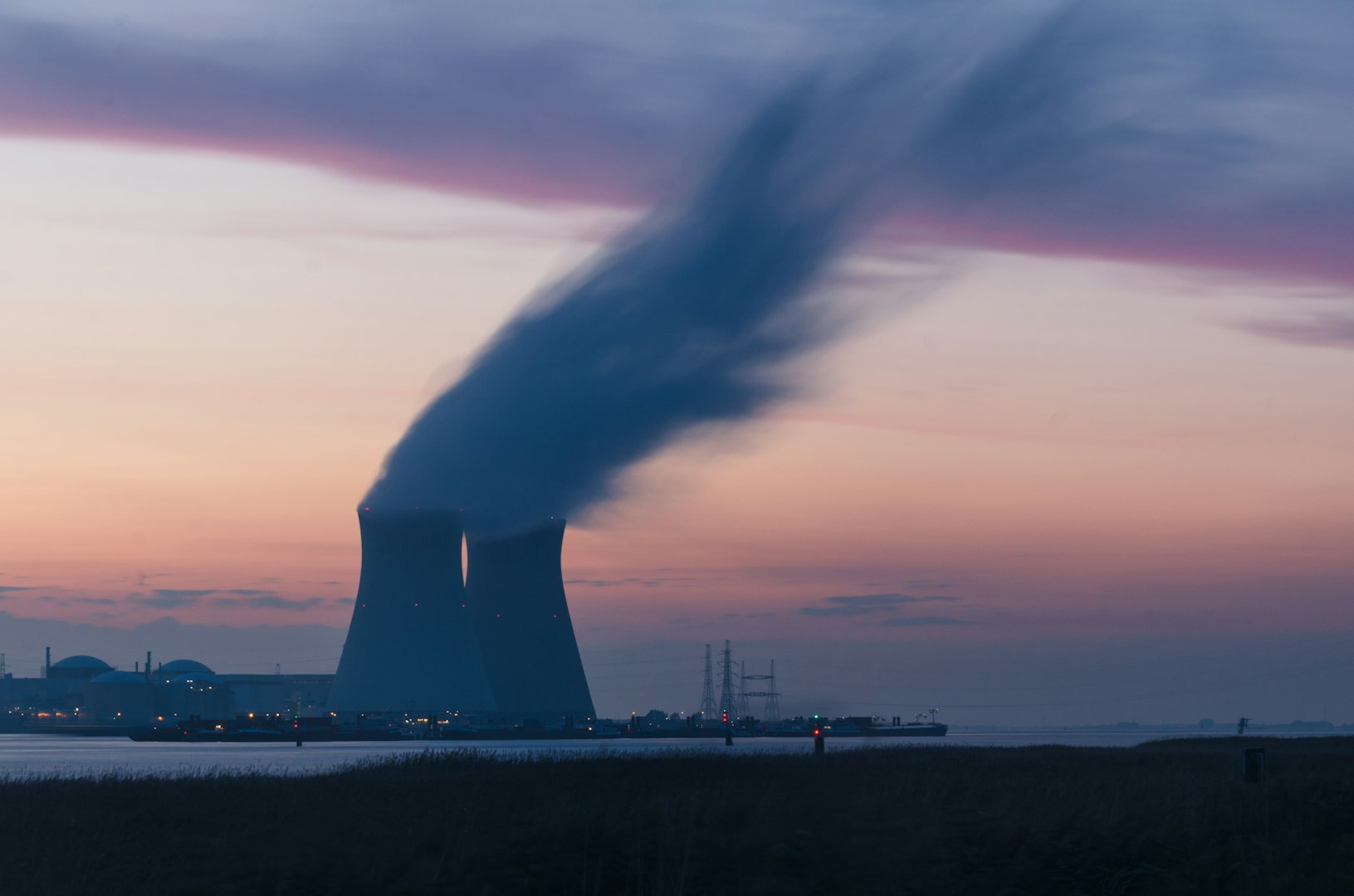 Electricity pilons
